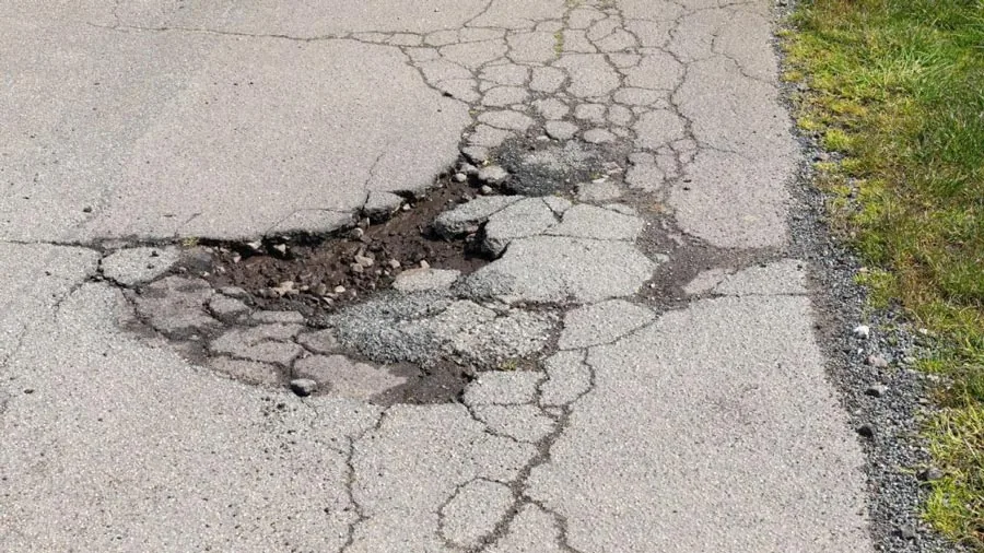 Pothole that needs pothole repair. Asphalt crack repair at Standard Paving and Concrete.